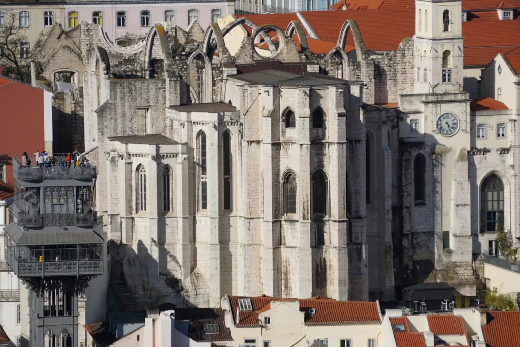 Santa Justa lift en Carmoklooster in Lissabon