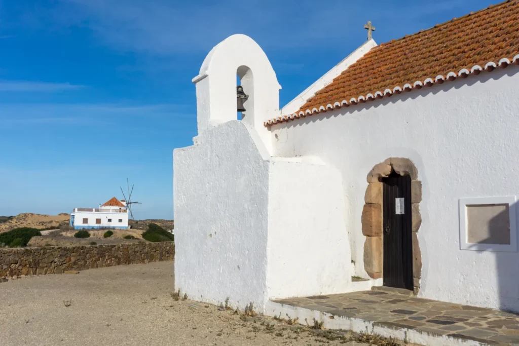 kerkje en molen in Carrapateira - westkust Algarve