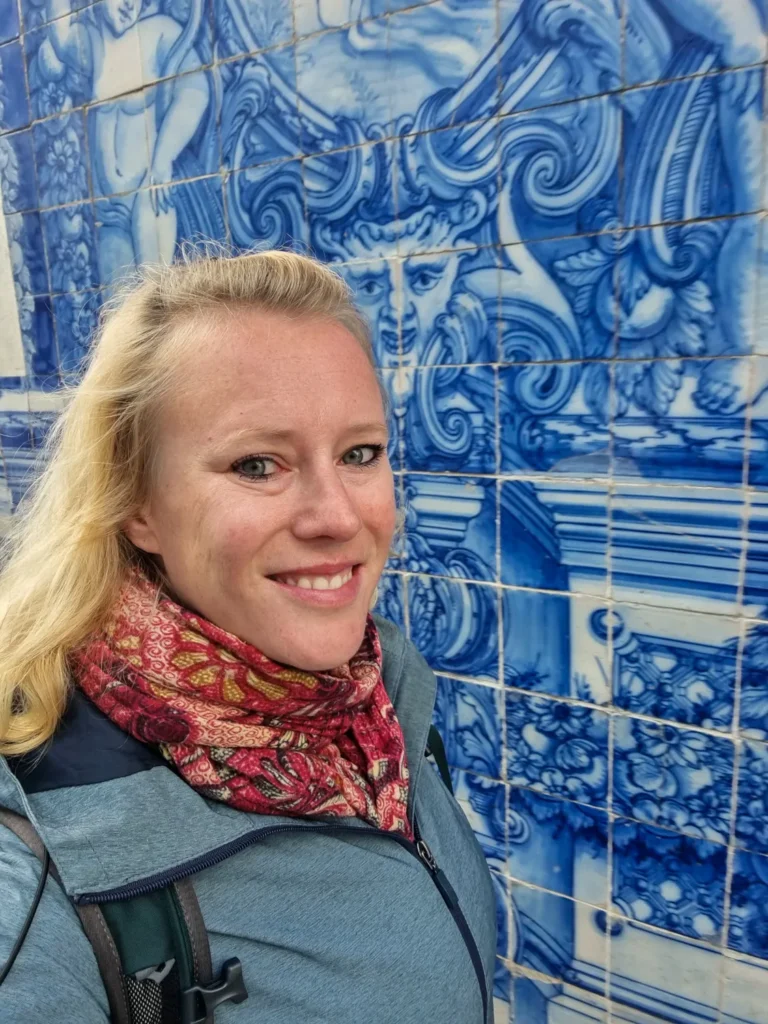 Co in Porto voor een muur van azulejos