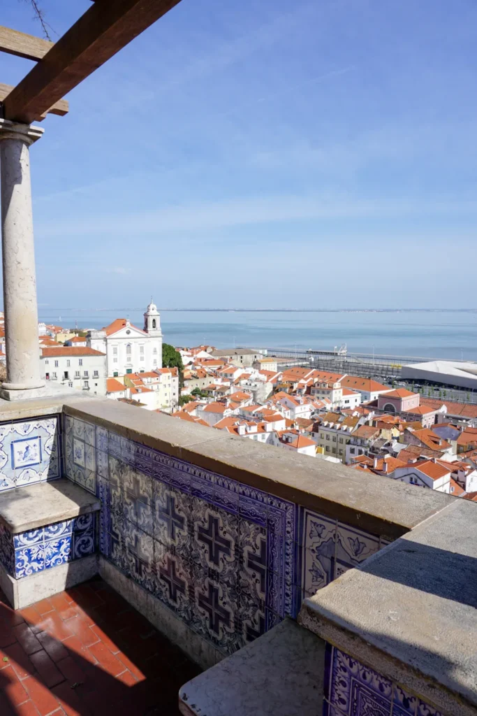 De wijk Alfama in Lissabon - Uitzicht vanaf Miradouro de Santa Luzia