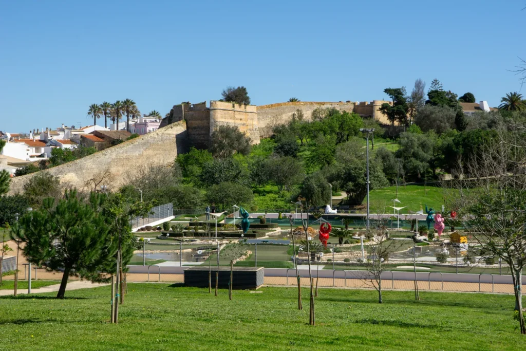 Park met oude stadsmuur in Lagos