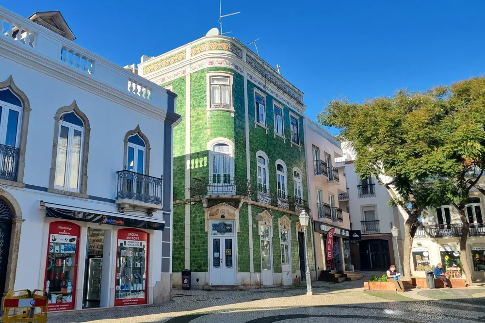 Praça Luís de Camões met het groene huis in Lagos