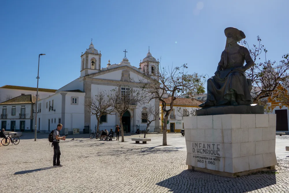 Praça do Infante Dom Henrique en Igreja de Santa Maria in Lagos