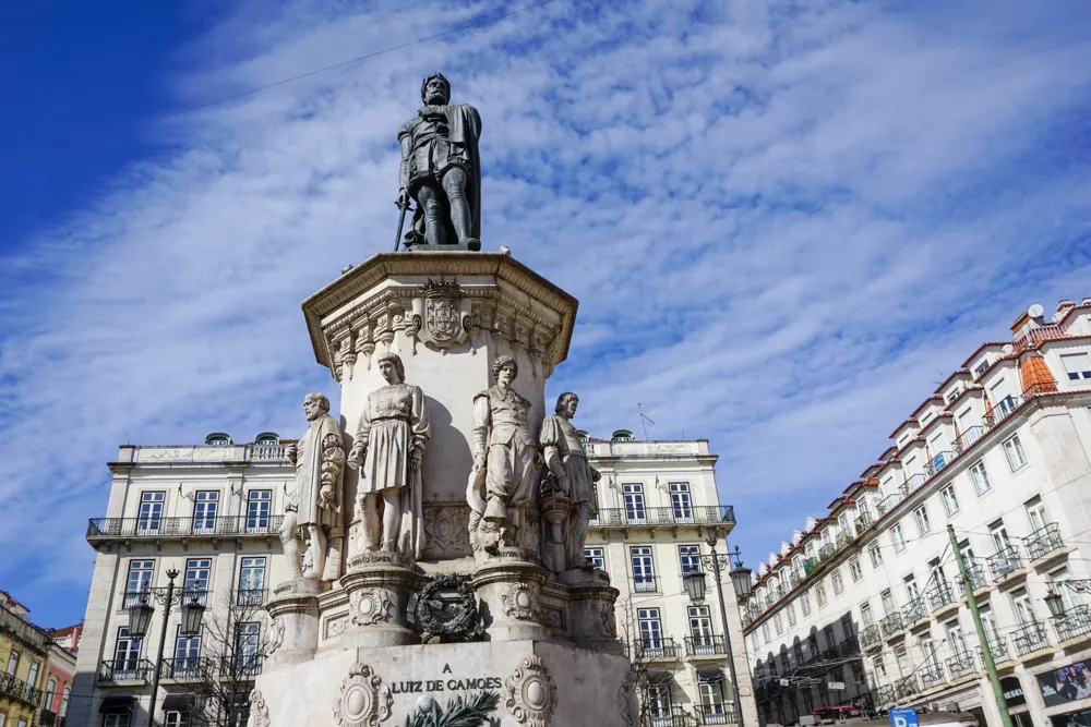 Standbeeld op Praça Luís de Camões