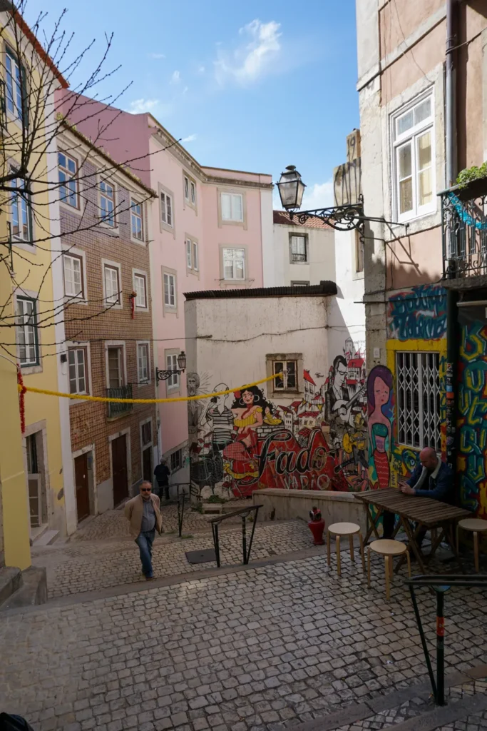 Straat met street art in Mouraria