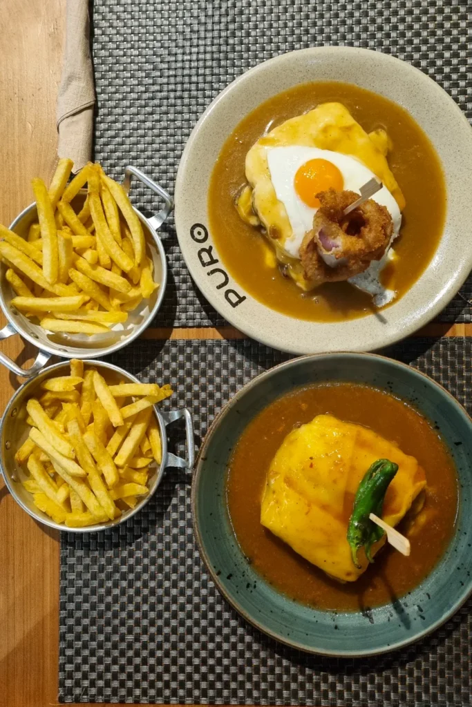 Francesinha met en zonder vlees