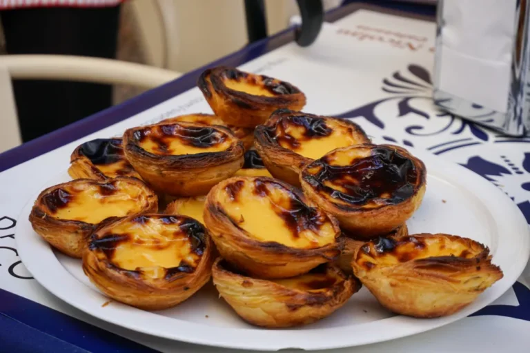 Wat is typisch Portugees eten_ 15 smakelijke gerechten - Een bord met Pastel de Nata