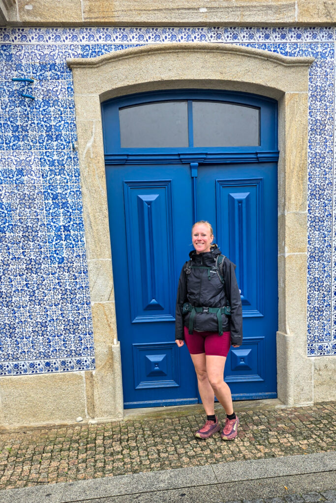 Regenjas aan in Portugal - Co voor een huis met blauwe tegels