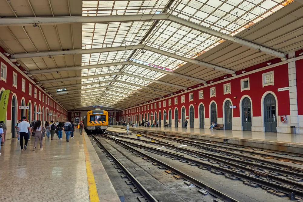 station Santa Apolónia in Lissabon