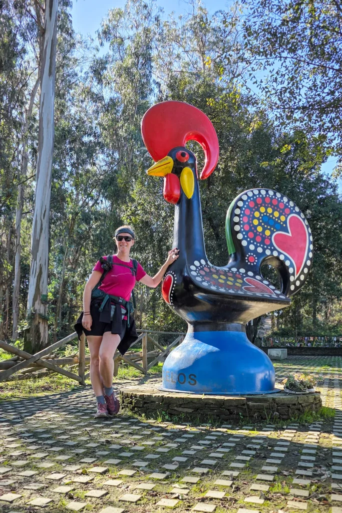 Co naast een metershoge haan in Barcelos