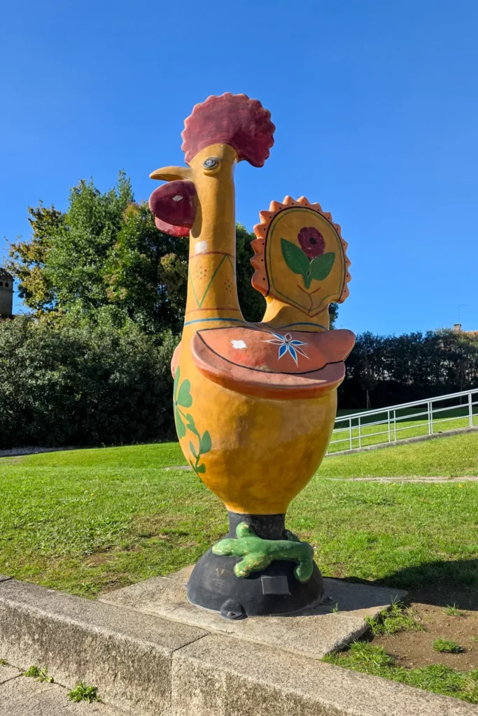 Barcelos staat vol met beelden van hanen.