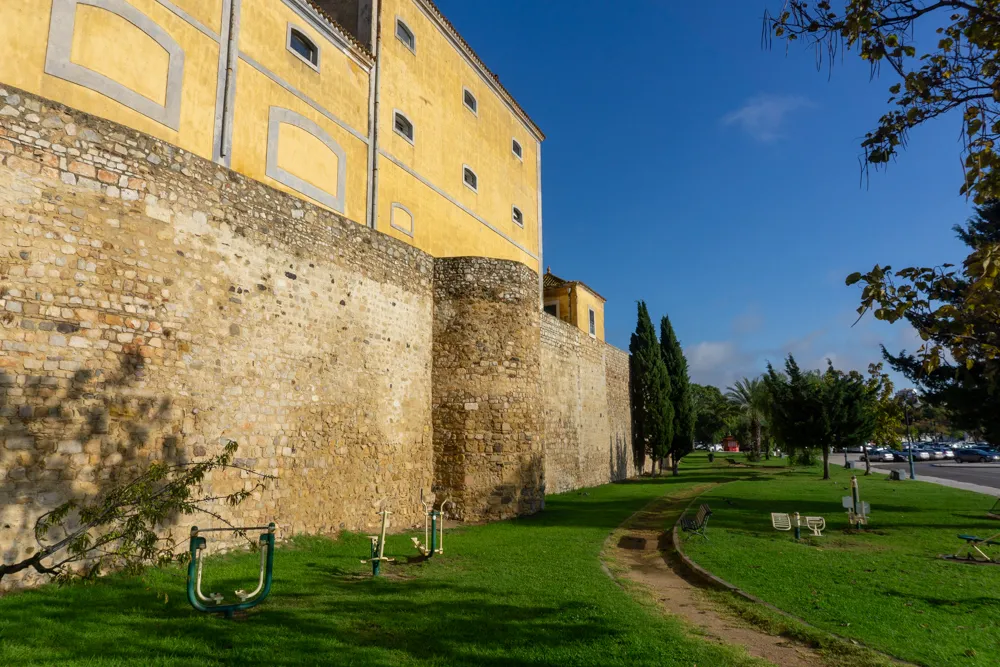 Park langs de stadsmuur van Faro