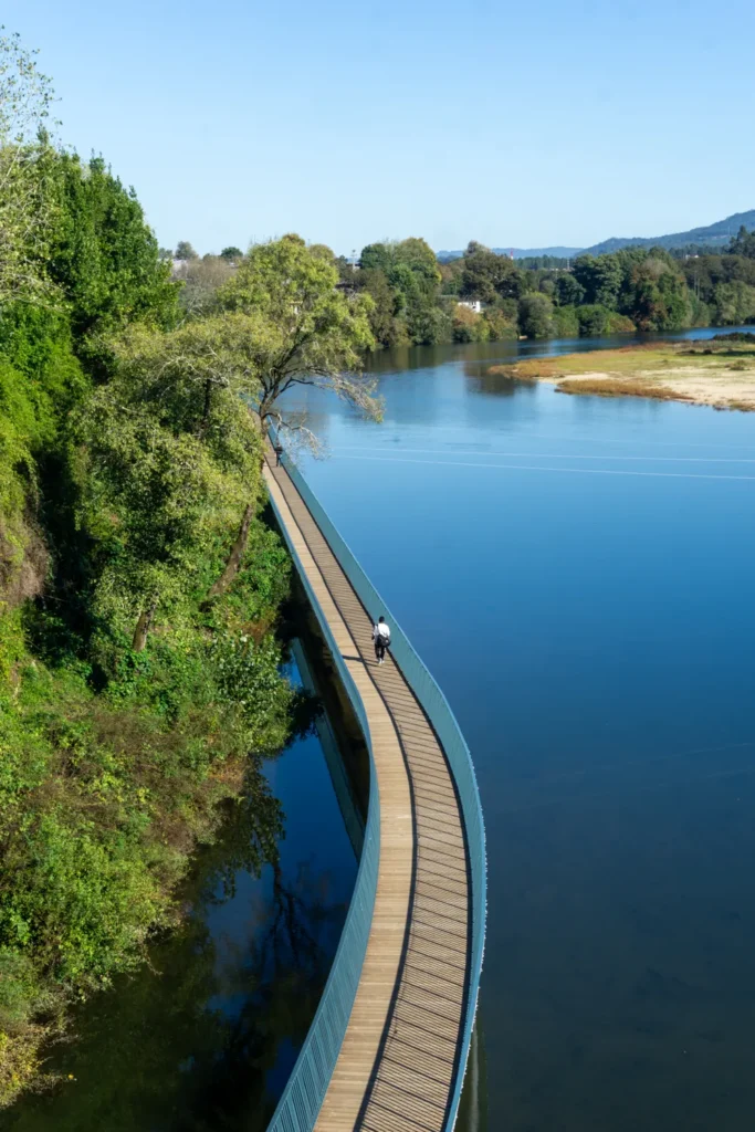 Wandelpad over de rivier de Cávado in Barcelos