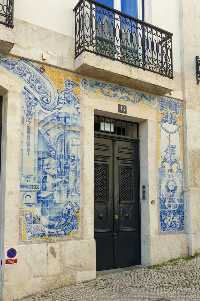 Gevel met azulejos in Alfama
