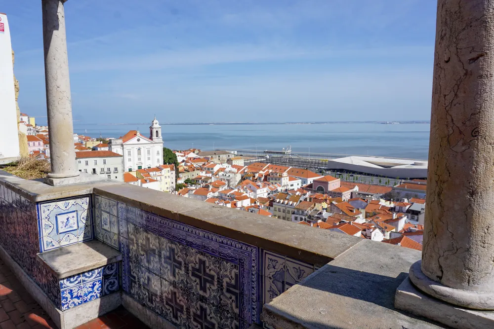 Uitzicht op de Taag vanaf Miradouro de Santa Luzia