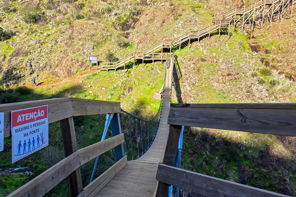 Maximaal 5 personen op de hangbrug bij Monchique