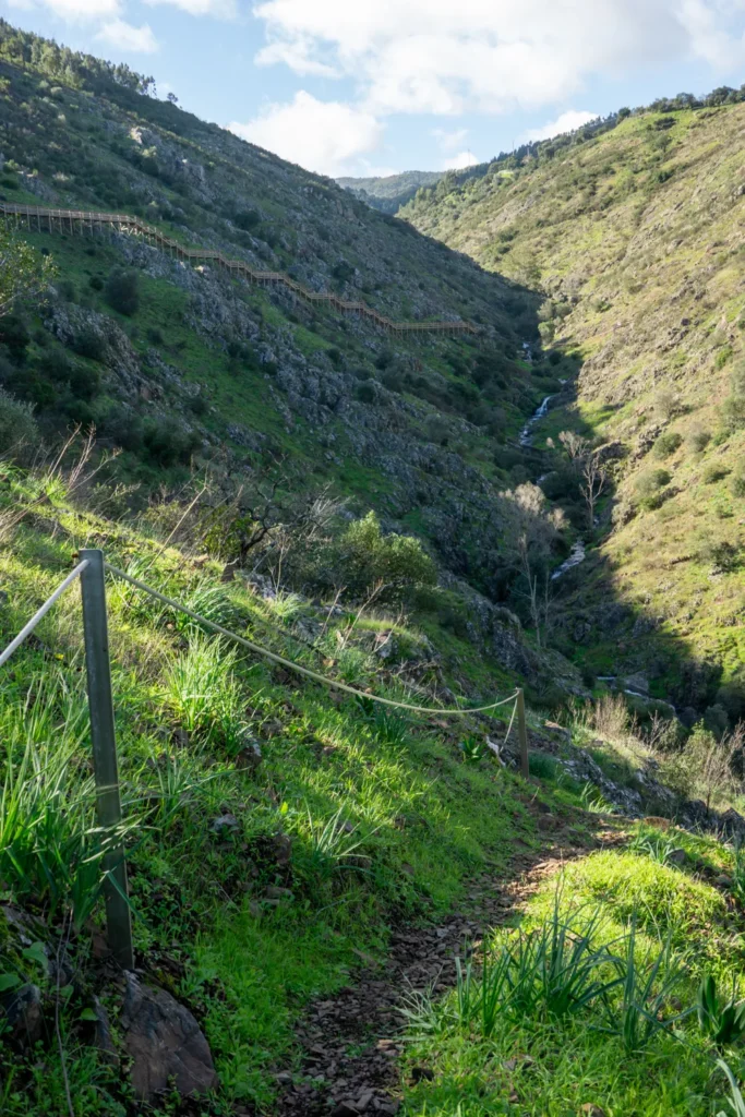 Smal pad met touwen bij Alferce
