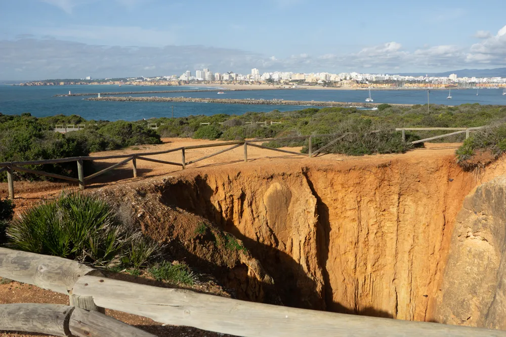 Sinkhole langs de Caminho dos Promontórios