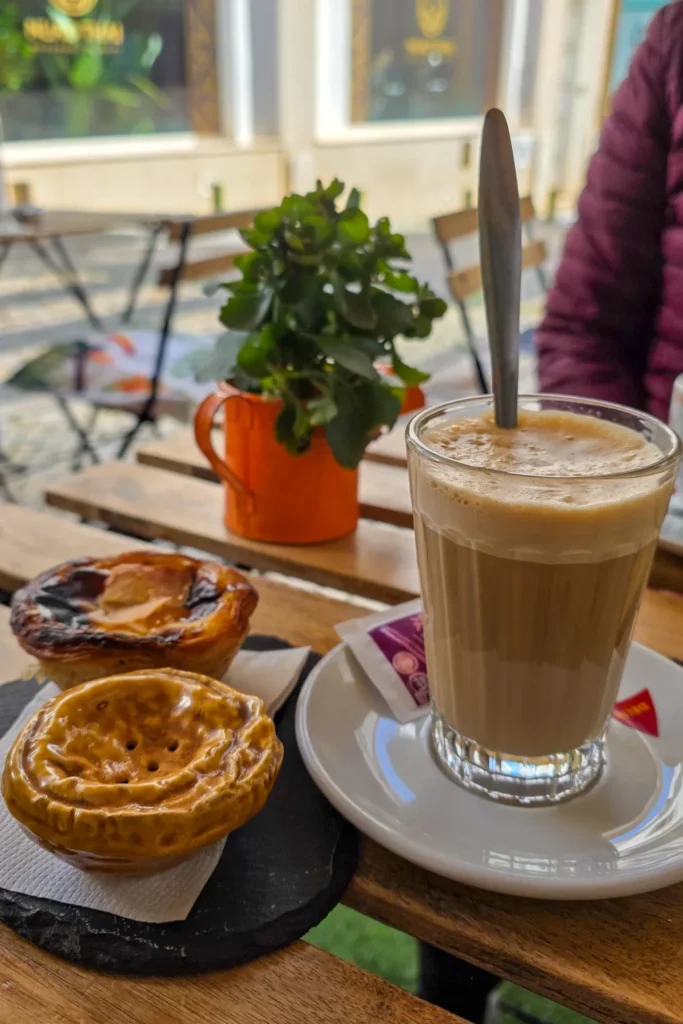 Galao met pastel de nata op het terras